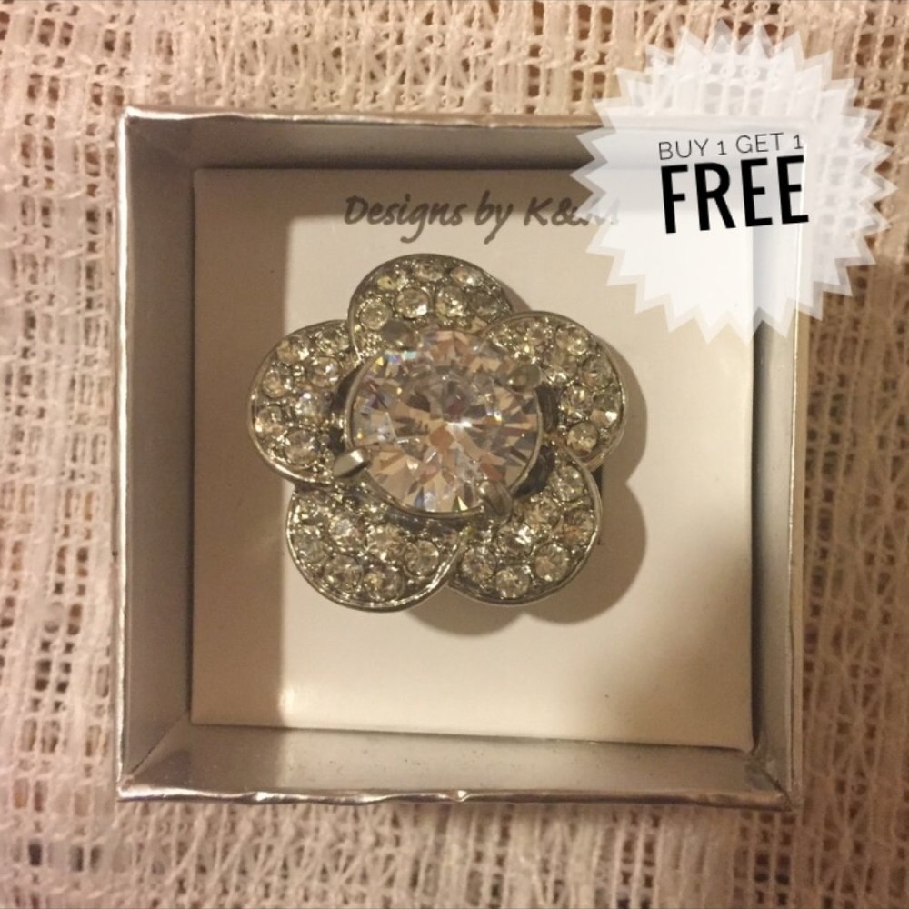 $3 SALE! NIB Designs By K&M Flower Ring